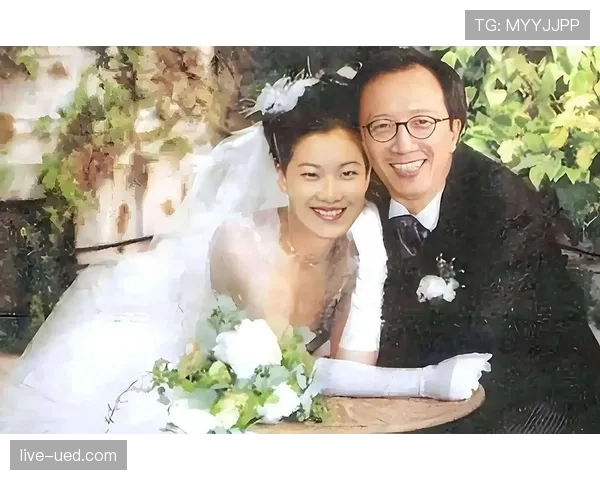 伏明霞跳水拿金牌那会儿,谁想到她后来嫁豪门连生仨娃还素颜逛菜市场? 伏明霞跳水拿金牌那会儿,谁想到她后来嫁豪门连生仨娃还素颜逛菜市场?